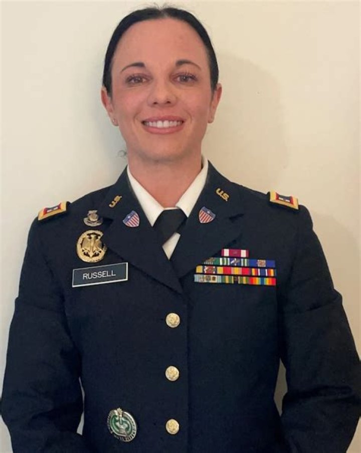 Can a warrant officer date an officer?