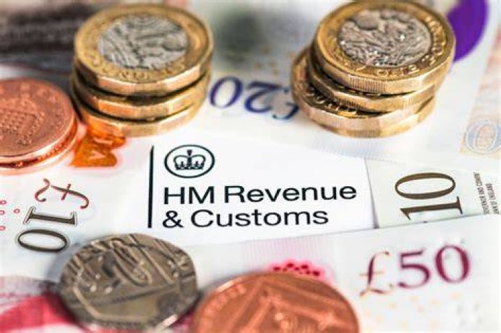 Do HMRC staff get bonuses?