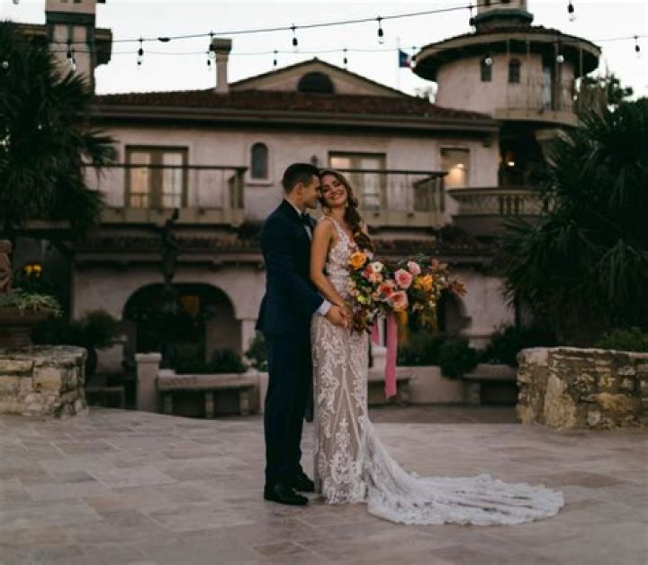 Does Joe get married in flash?