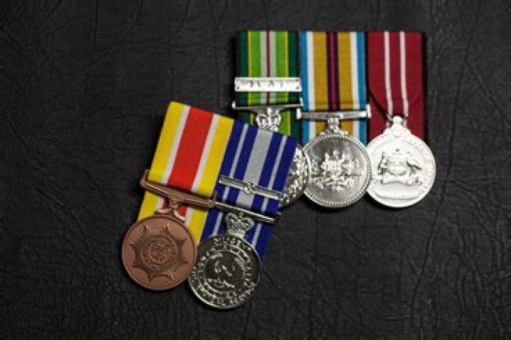 How are medals mounted?