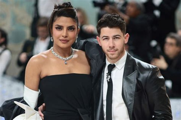 What does Nick Jonas use for diabetes?