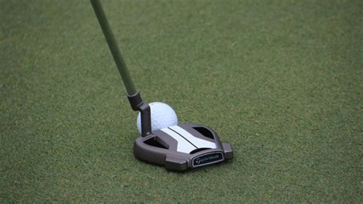 What putter does Pat Perez use?